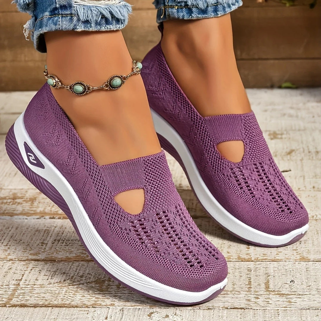 Sneakers slip-on viola indossate, dettaglio del bordo elasticizzato morbido sul collo