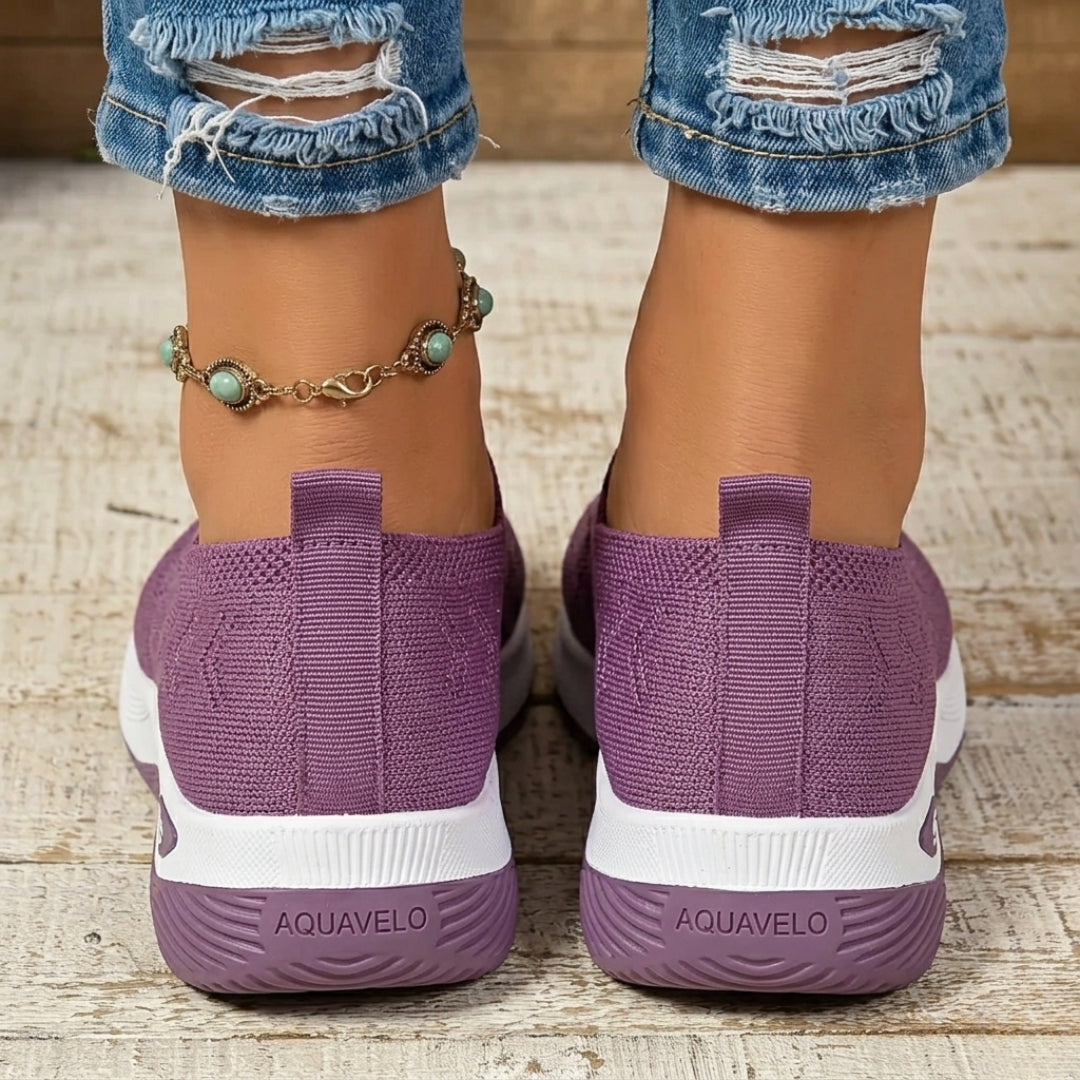Retro delle sneakers viola donna con linguetta posteriore e suola sagomata bianca