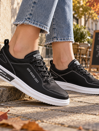 Sneakers donna nere con cuciture bianche a vista e suola bianca