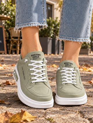 Sneakers donna verdi con lacci bianchi e suola bianca, indossate con pantaloni chiari