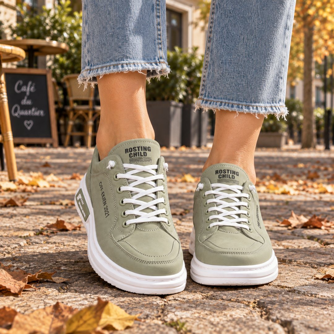 Sneakers donna verdi con lacci bianchi e suola bianca, indossate con pantaloni chiari