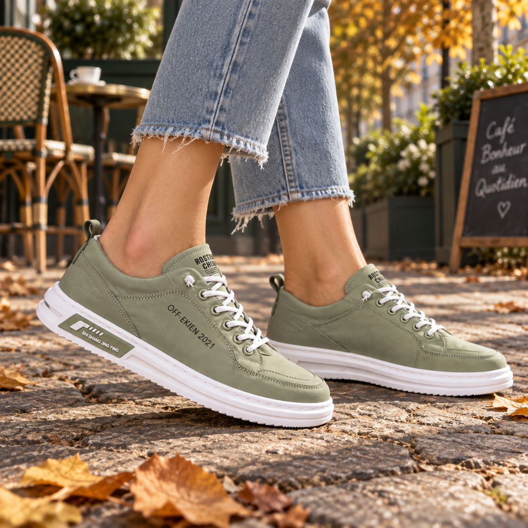 Sneakers donna verdi viste di lato con etichetta stampata sulla suola bianca