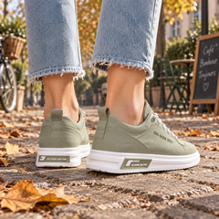 Sneakers donna verdi viste da dietro con linguetta sul tallone e suola bianca