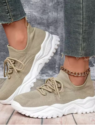 Sneakers donna beige a calzino con suola platform bianca dentellata