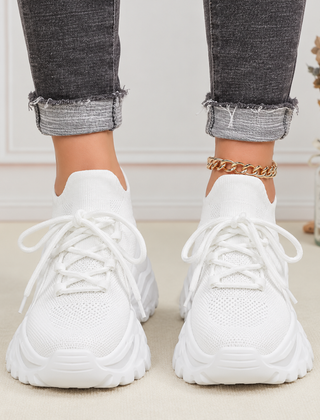 Sneakers donna bianche a calzino viste di fronte con lacci tono su tono