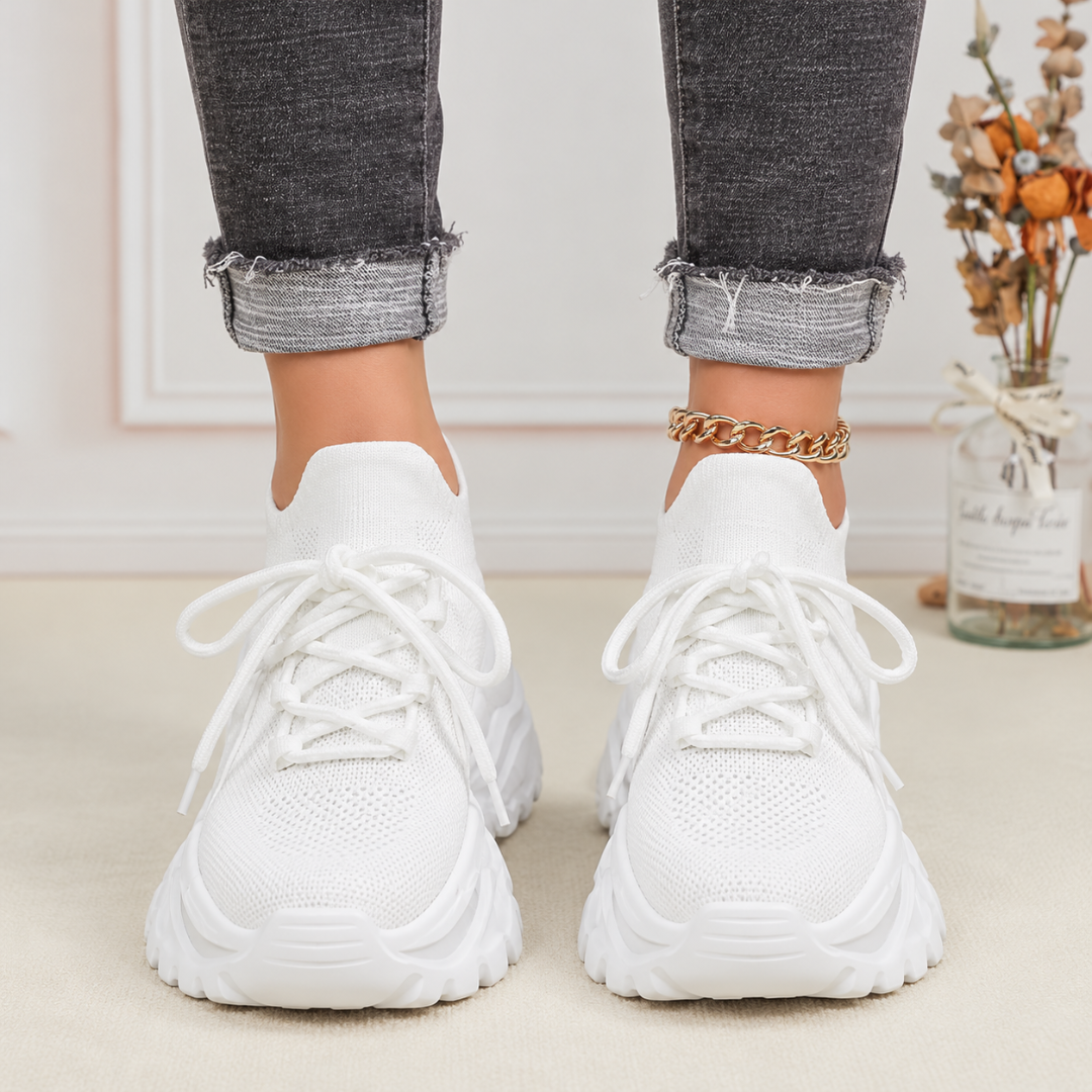 Sneakers donna bianche a calzino viste di fronte con lacci tono su tono