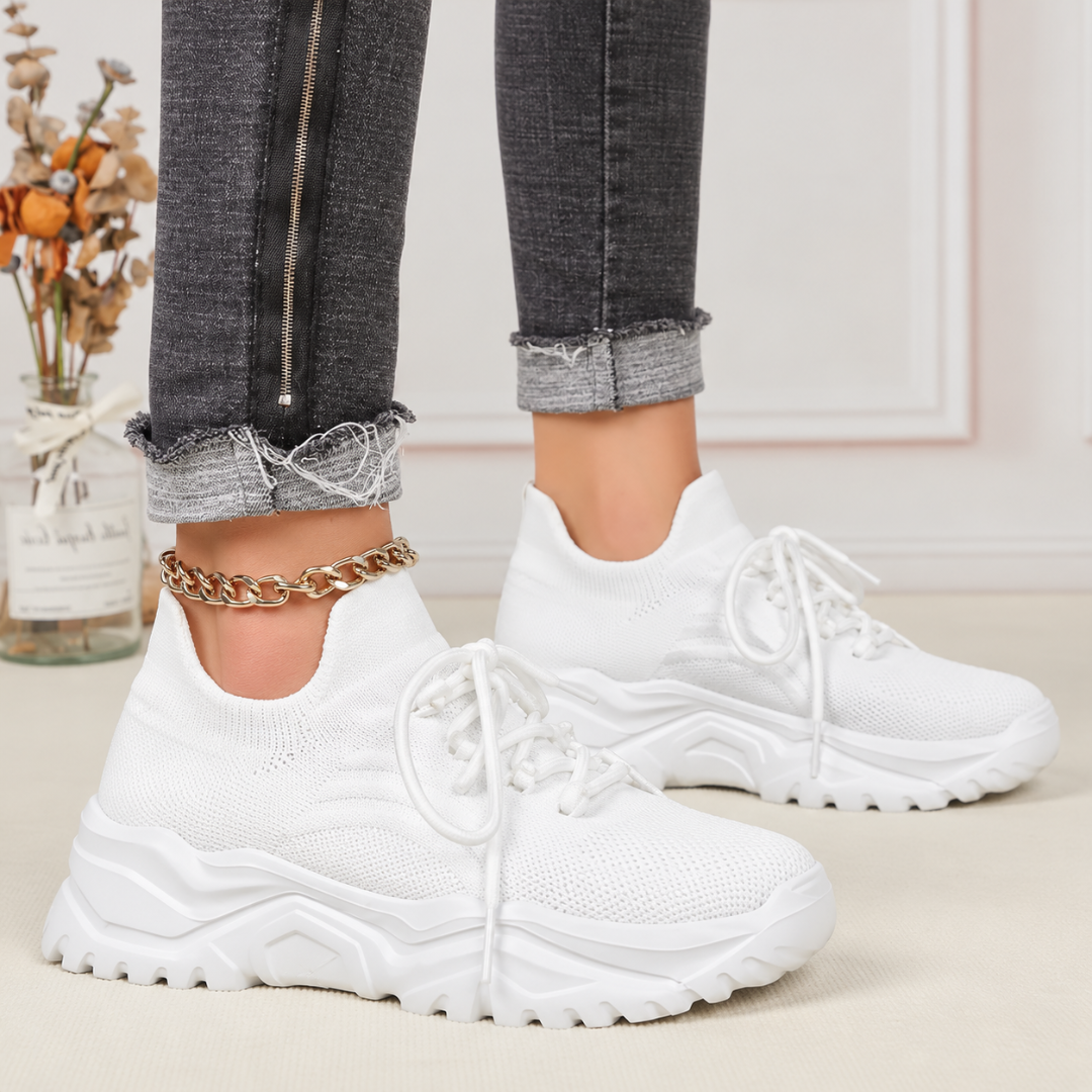 Sneakers donna bianche con collo sagomato e tomaia dalla trama traforata