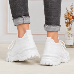 Vista posteriore delle sneakers bianche donna con tirante sul tallone