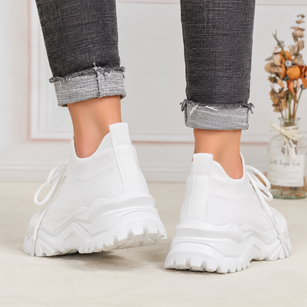 Vista posteriore delle sneakers bianche donna con tirante sul tallone