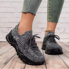 Sneakers donna grigie melange con lacci scuri e suola platform nera