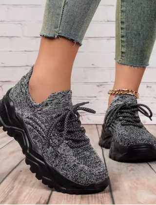 Sneakers donna grigie melange con lacci scuri e suola platform nera