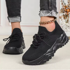 Sneakers donna nere a calzino con lacci neri e suola dentellata