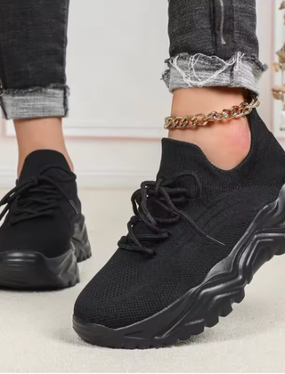 Sneakers donna nere a calzino con lacci neri e suola dentellata