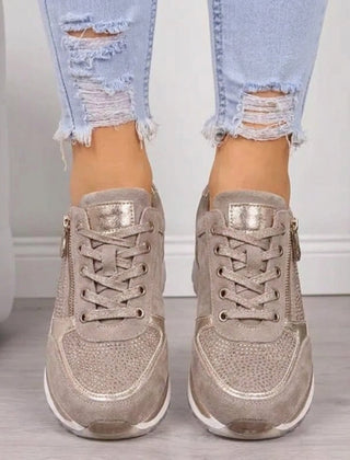 Sneakers donna beige frontali con dettagli dorati e strass sulla punta
