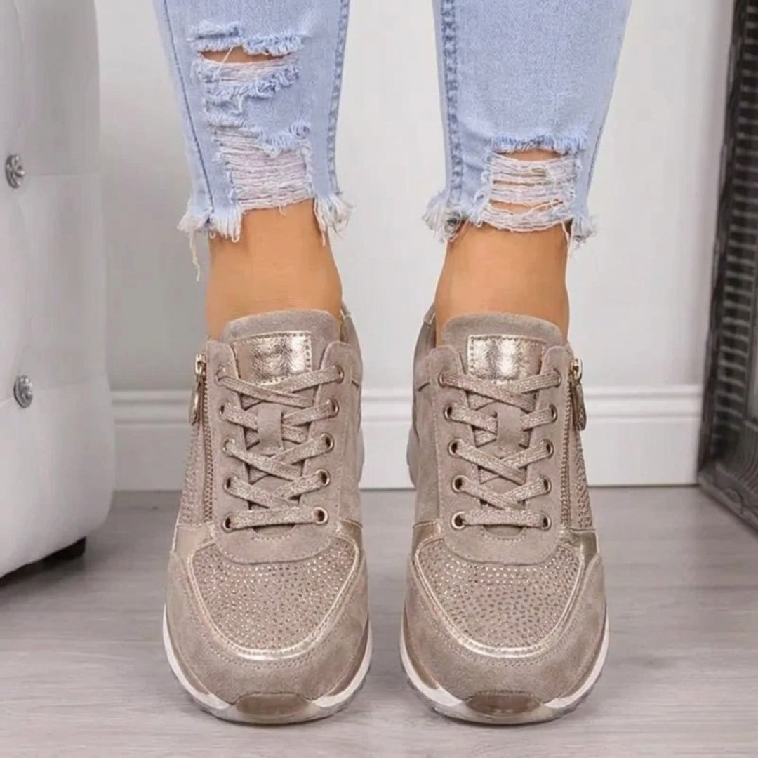Sneakers donna beige frontali con dettagli dorati e strass sulla punta