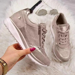 Coppia di sneakers beige con inserti lucidi, strass e zeppa interna, vista ravvicinata