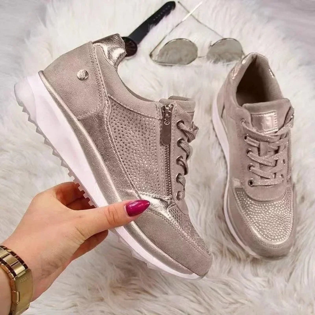 Coppia di sneakers beige con inserti lucidi, strass e zeppa interna, vista ravvicinata