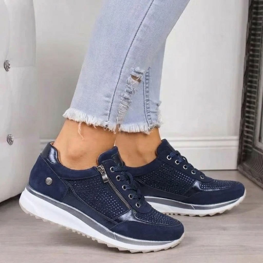 Sneakers blu navy di profilo con zip laterale argentata e suola alta bianca