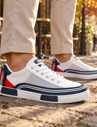 Sneakers uomo blu e bianche con righe a contrasto e inserti traforati