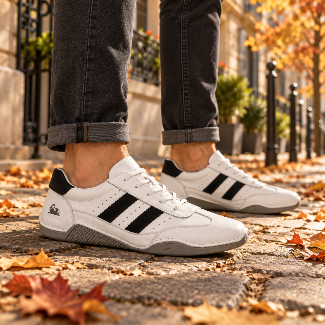 Sneakers bianche da uomo con logo sul tallone e fori decorativi laterali