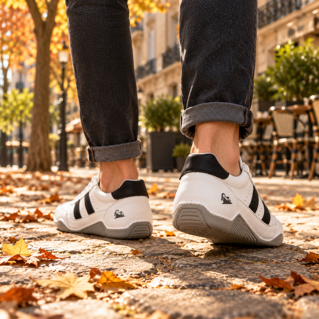 Retro delle sneakers uomo bianche con inserto nero sul tallone