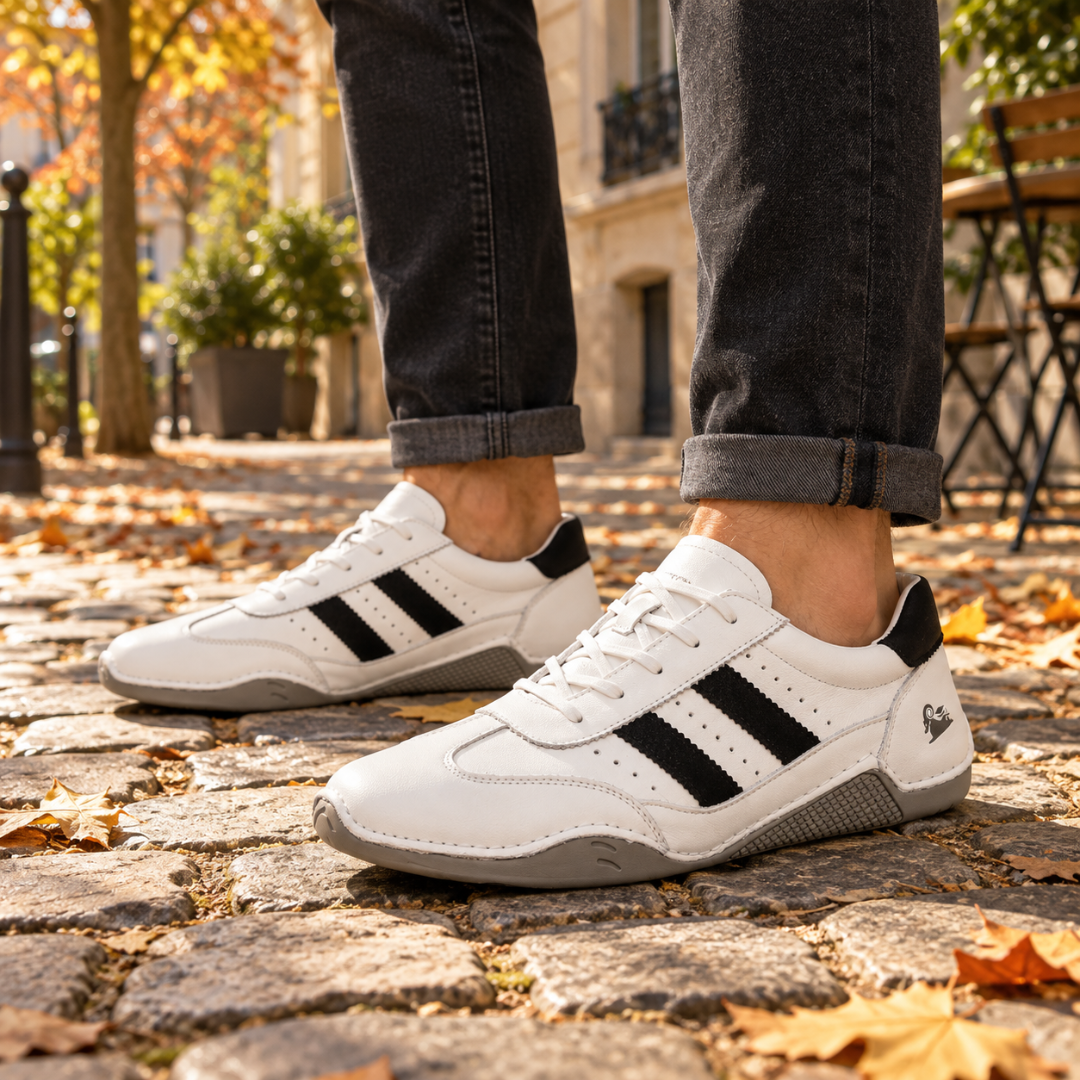 Sneakers uomo bianche a punta tonda con righe nere e suola bassa