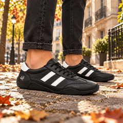 Sneakers nere da uomo con piccolo logo e fori decorativi sul fianco