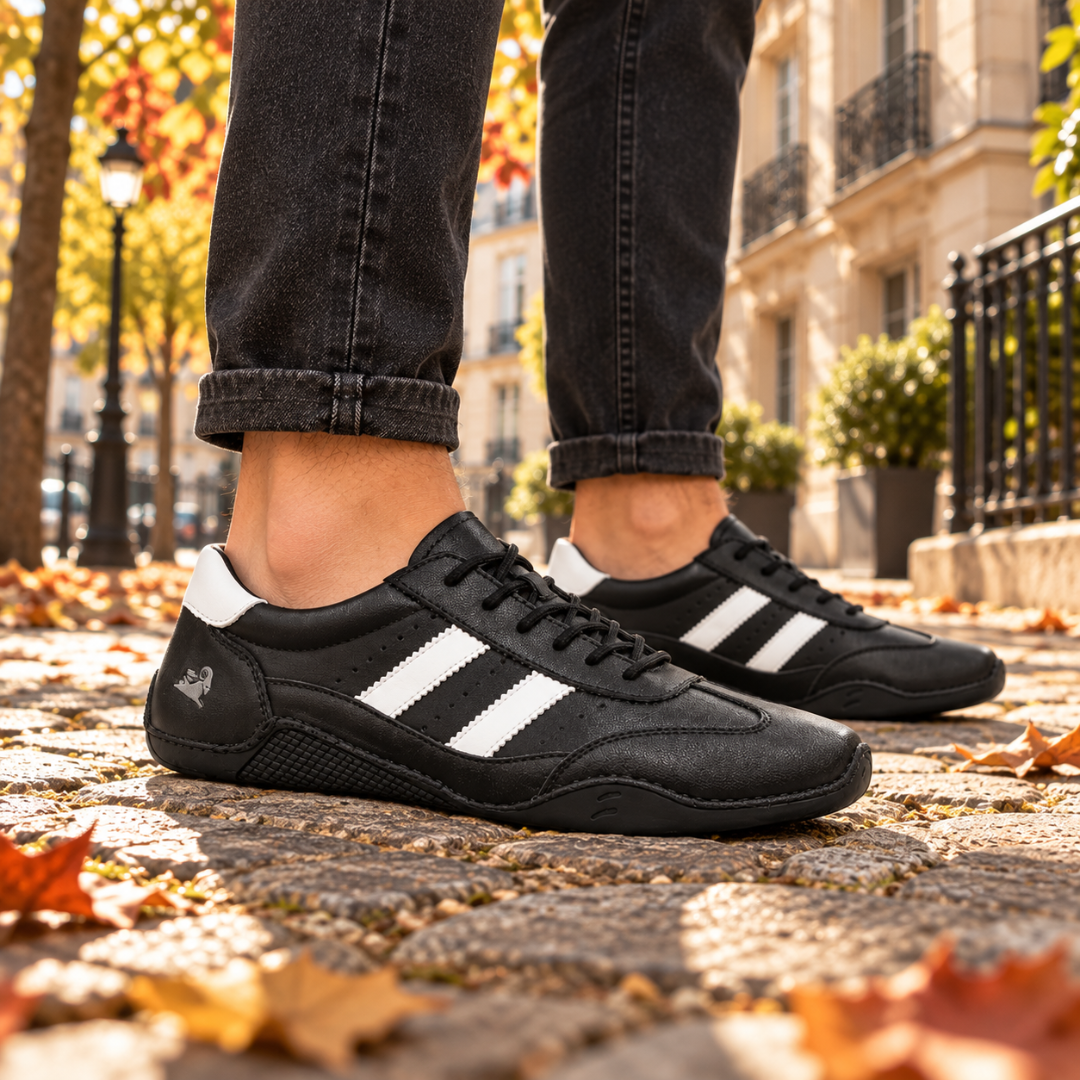 Sneakers nere da uomo con piccolo logo e fori decorativi sul fianco