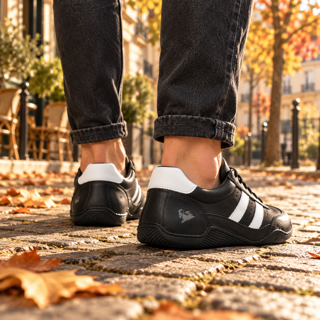 Retro delle sneakers uomo nere con inserto bianco sul tallone
