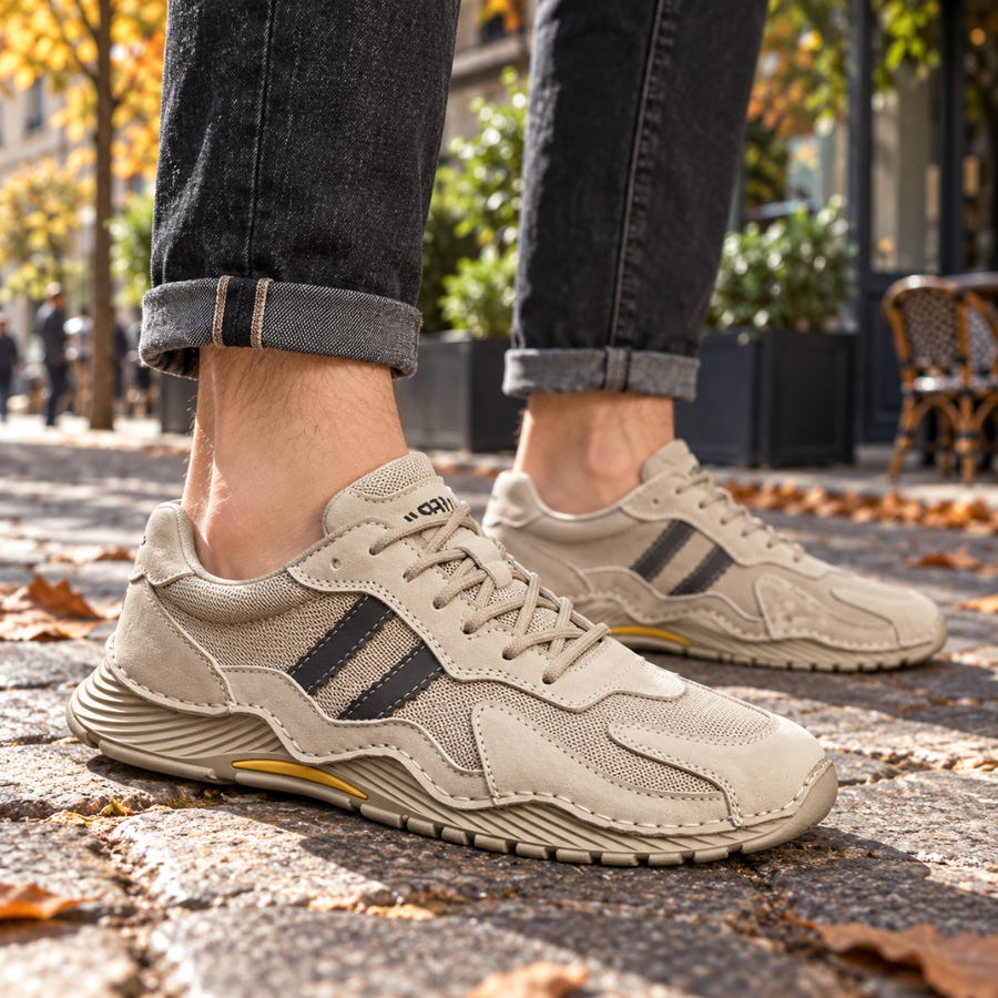 Sneakers uomo beige con righe scure laterali e suola scolpita su pavé