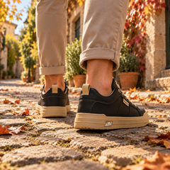 Sneakers uomo nere viste da dietro con linguetta posteriore chiara a contrasto