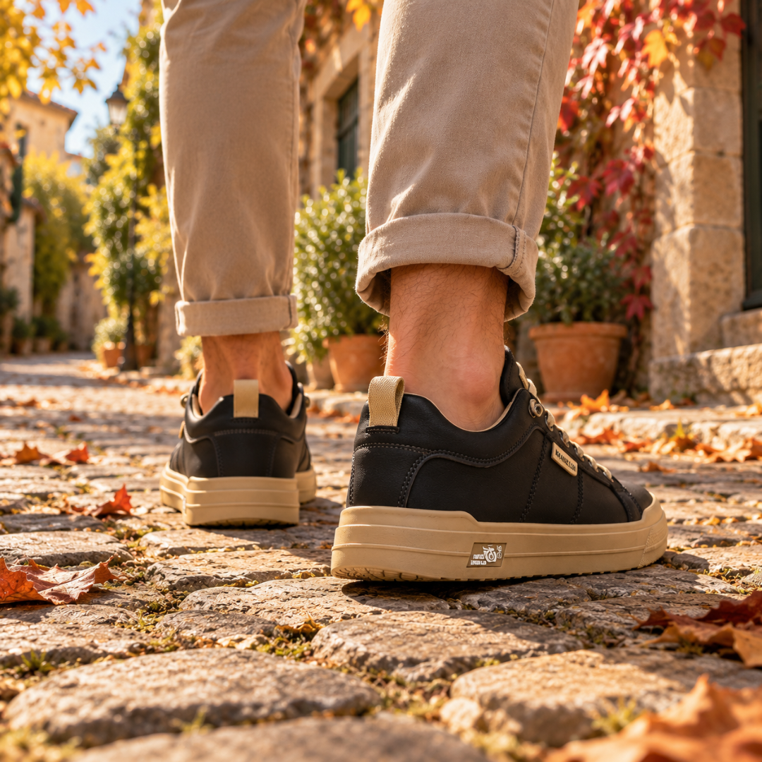 Sneakers uomo nere viste da dietro con linguetta posteriore chiara a contrasto