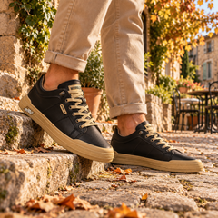 Sneakers uomo nere stringate su gradino, suola a contrasto e punta arrotondata