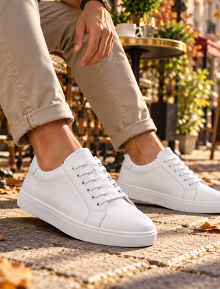 Sneakers uomo bianche basse con lacci in tinta e suola bianca, look pulito