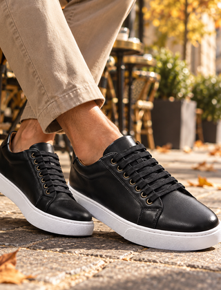 Sneakers uomo nere basse con lacci neri, occhielli metallici e suola bianca
