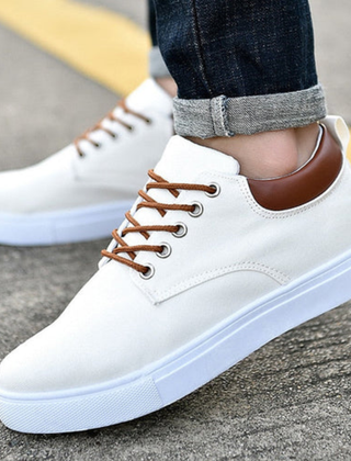 Sneaker uomo bianca bassa con inserto marrone al tallone, profilo laterale
