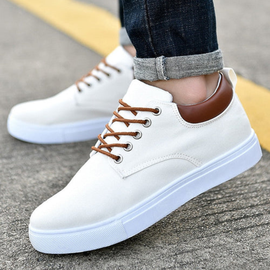 Sneaker uomo bianca bassa con inserto marrone al tallone, profilo laterale
