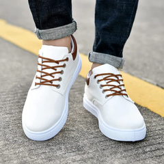 Coppia di sneakers bianche uomo viste frontalmente con punta tonda arrotondata