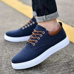 Sneaker uomo blu navy bassa con inserto marrone al tallone, vista laterale