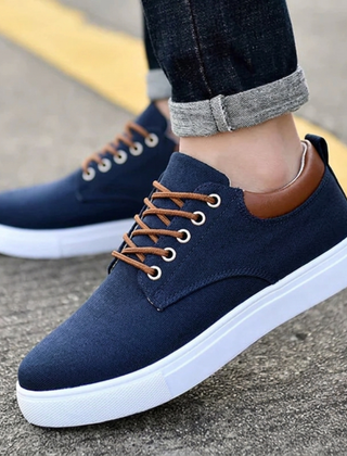 Sneaker uomo blu navy bassa con inserto marrone al tallone, vista laterale