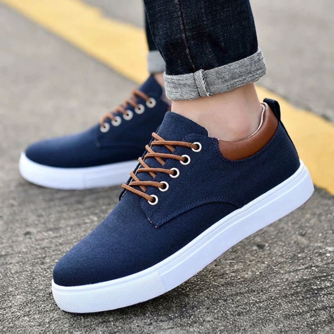 Sneaker uomo blu navy bassa con inserto marrone al tallone, vista laterale