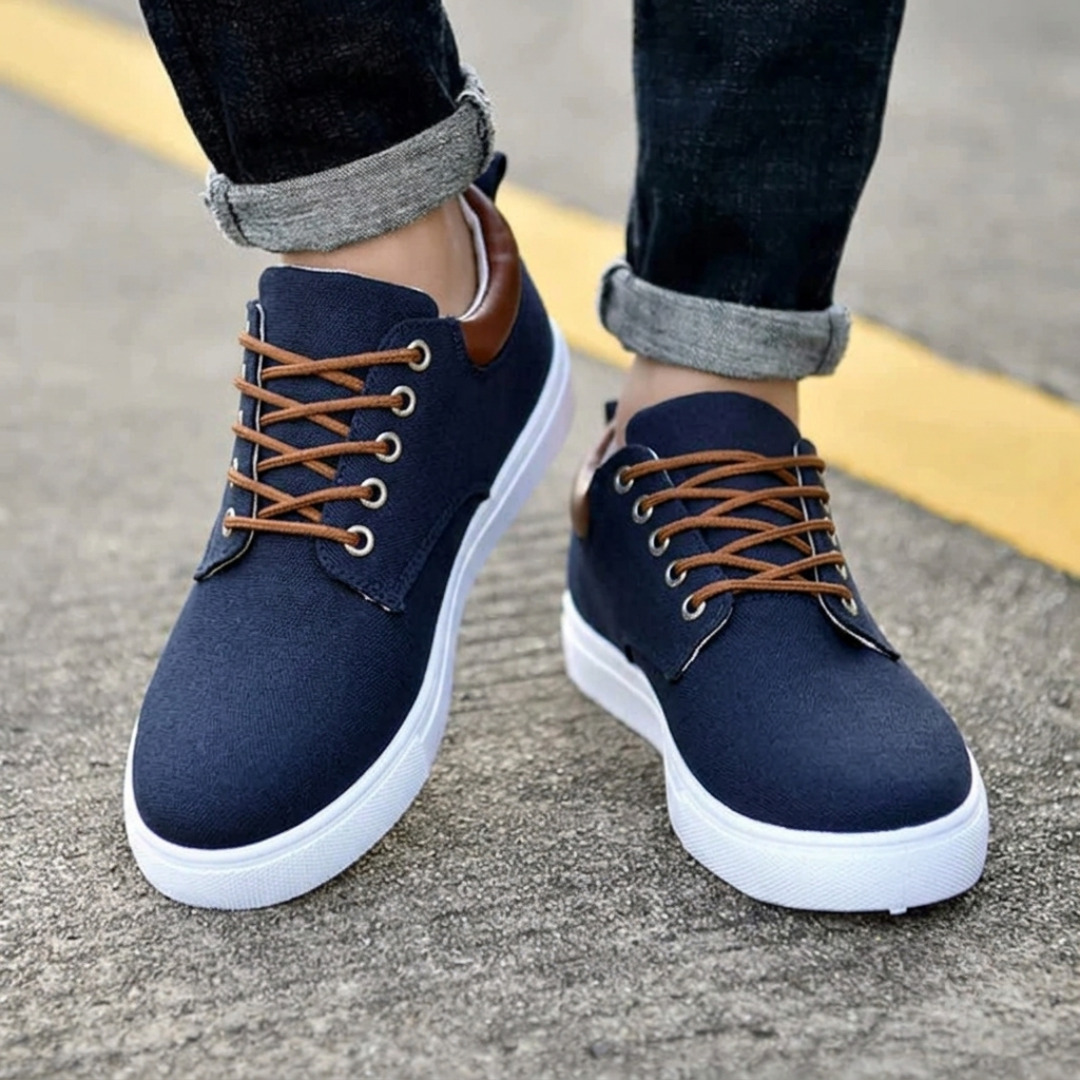 Coppia di sneakers uomo blu navy viste frontalmente con lacci marroni incrociati