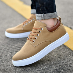 Sneaker uomo marrone chiaro con tallone lucido a contrasto e suola bianca