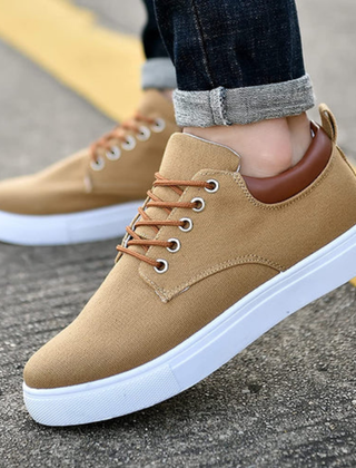 Sneaker uomo marrone chiaro con tallone lucido a contrasto e suola bianca