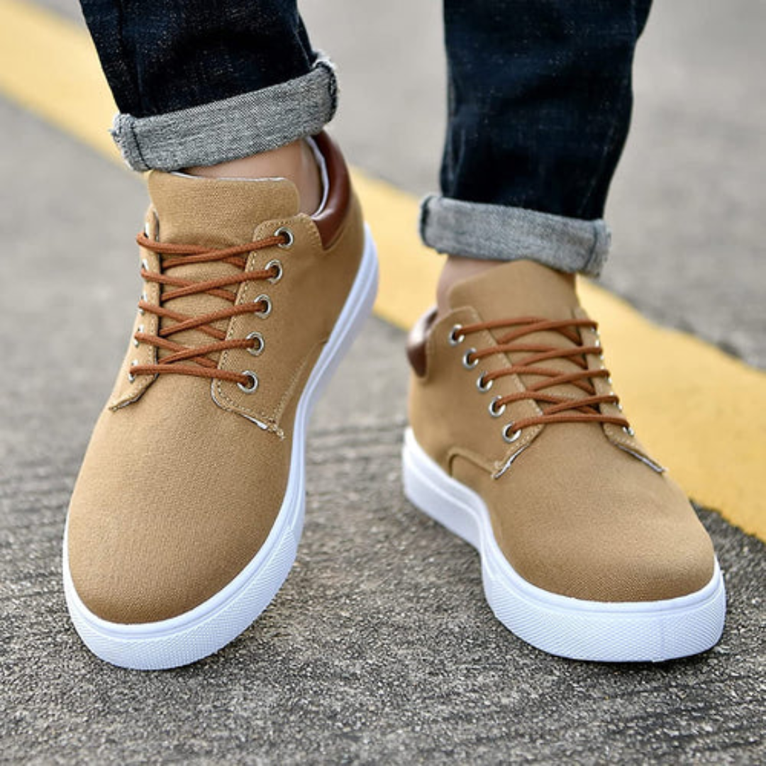 Paio di sneakers uomo marroni viste dall'alto, allacciatura a cinque occhielli