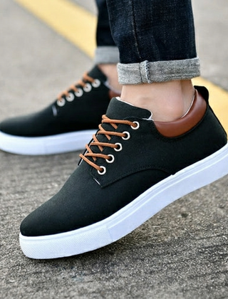 Sneaker uomo nera bassa con lacci marroni e suola bianca a contrasto