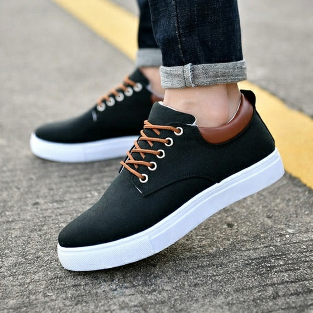Sneaker uomo nera bassa con lacci marroni e suola bianca a contrasto