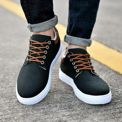 Paio di sneakers uomo nere viste dall'alto con allacciatura incrociata marrone