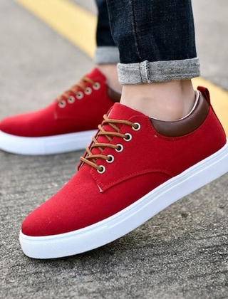 Sneaker uomo rossa bassa con lacci marroni e bordo suola bianco