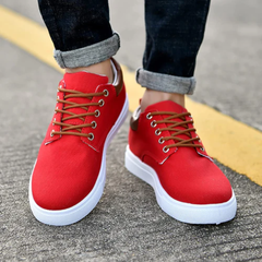 Coppia di sneakers uomo rosse viste frontalmente con talloncino marrone a contrasto